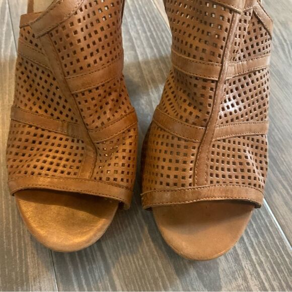 me too brown leather sling back cutout booties size 8 - Picture 3 of 8